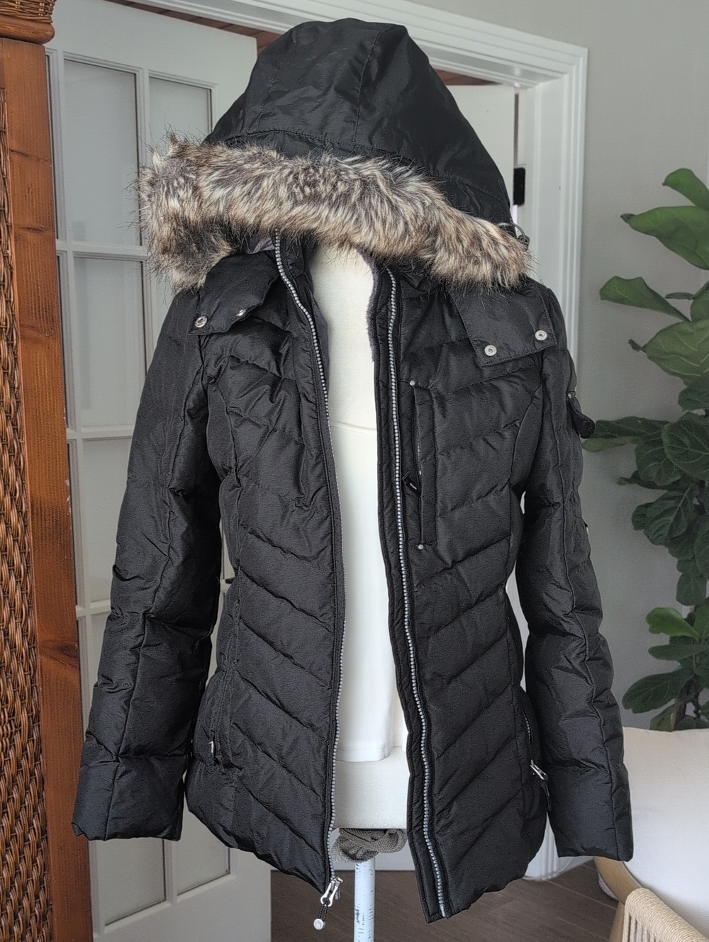 Eddie Bauer Down Black Quilted Puffer Jacket with Faux Fur Hood Petite Medium